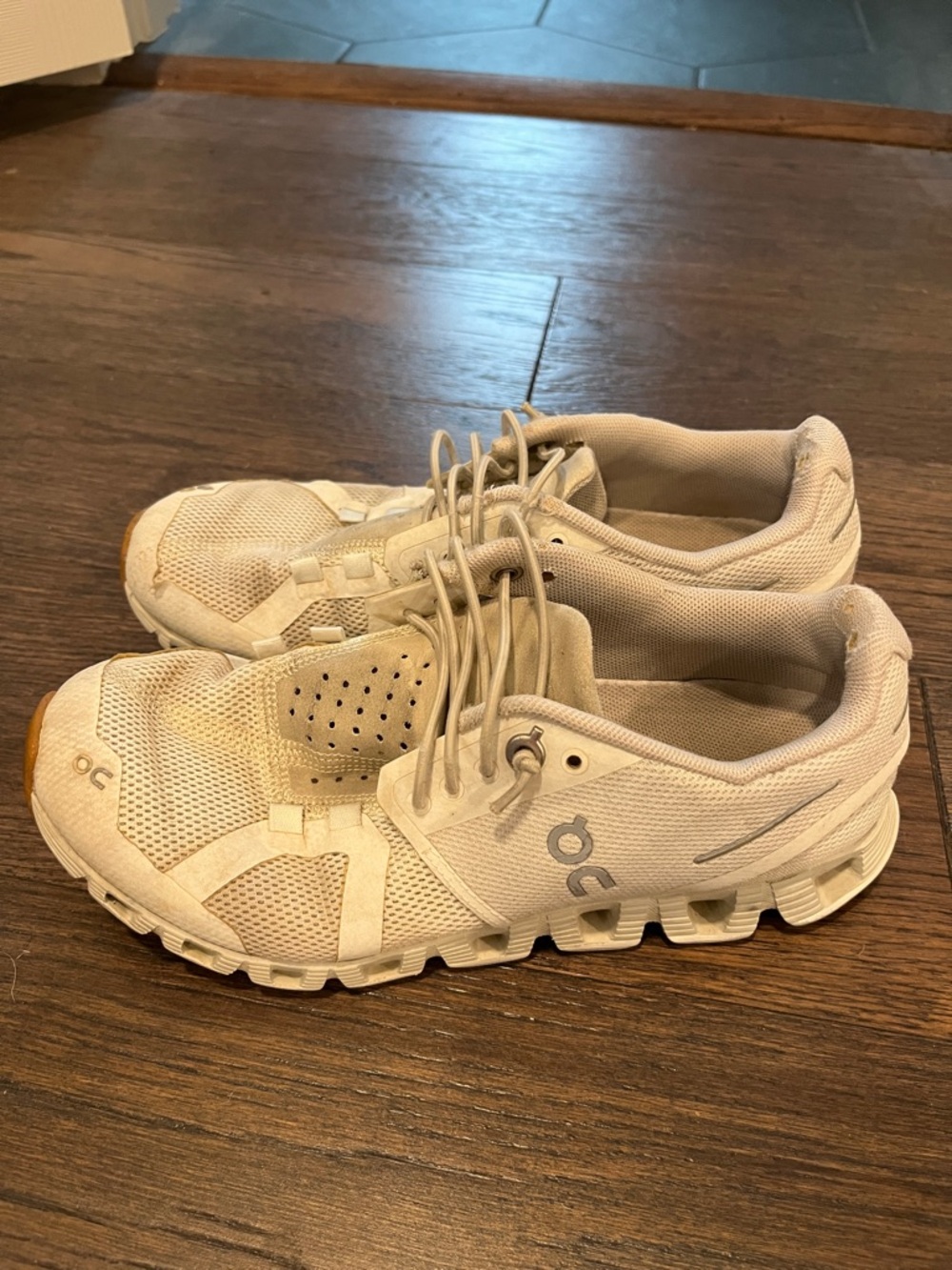 ON White/gray Sneakers Womens 5 Kids 3/3.5